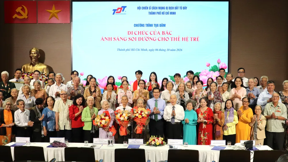 Các đại biểu cùng các thí sinh đạt giải tại hội thi