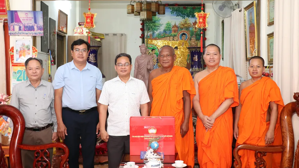Đoàn thăm, chúc mừng Lễ Sen Dolta năm 2026 tại chùa Chantarangsay