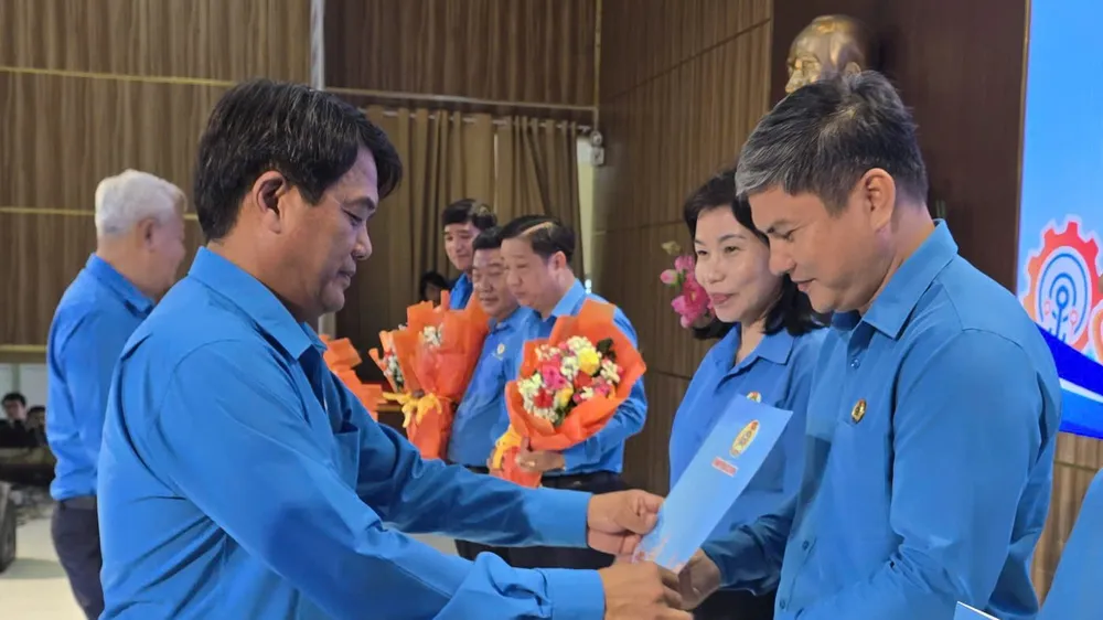Chủ tịch LĐLĐ TPHCM Bùi Thanh Nhân trao quyết định Thành lập Công đoàn khu công nghiệp