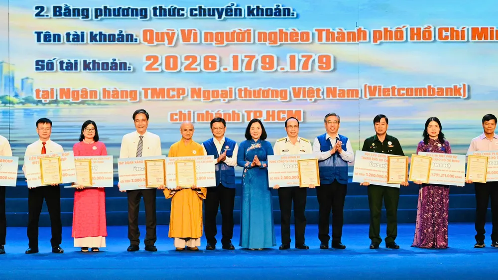 Phó Bí thư Thành ủy TPHCM Nguyễn Phước Lộc trao thư cảm ơn đến các đơn vị, tổ chức ủng hộ Quỹ "Vì người nghèo". Ảnh: VIỆT DŨNG