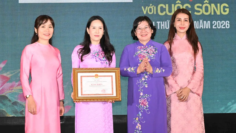 Phó Bí thư Thành ủy TPHCM Văn Thị Bạch Tuyết trao Bằng khen của Chủ tịch UBND TPHCM đến tập thể Nhà Văn hóa Phụ nữ Thành phố. Ảnh: VIỆT DŨNG