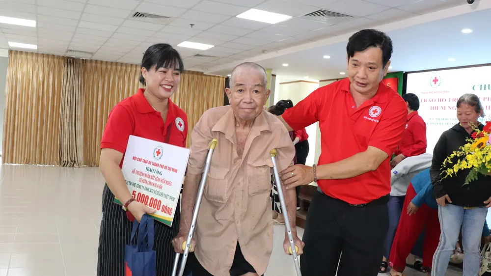 Bệnh nhân mắc bệnh hiểm nghèo, hoàn cảnh khó khăn được hỗ trợ sáng 21-10. Ảnh: THÁI PHƯƠNG