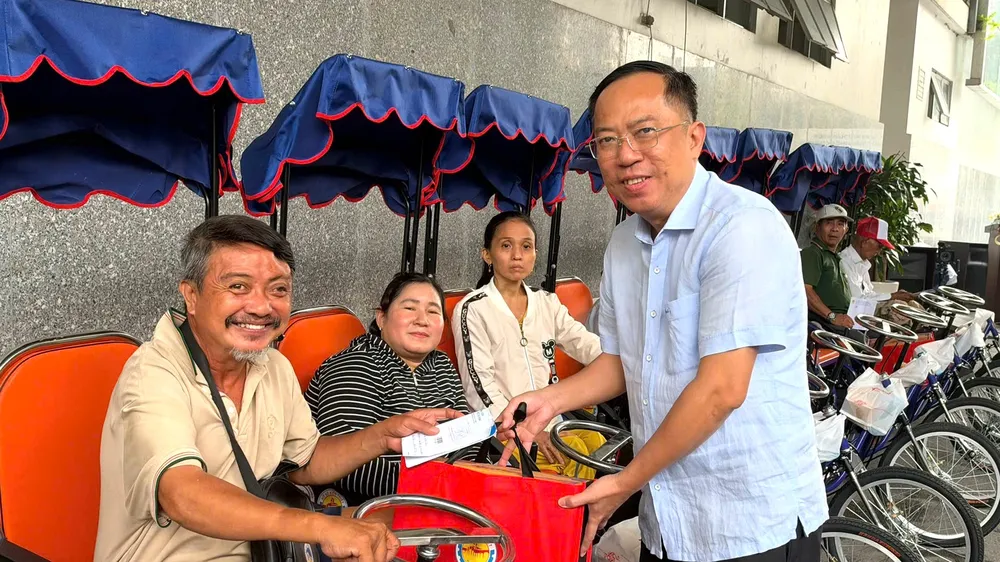 Niềm vui của người khuyết tật khi nhận xe lắc tay. Ảnh: HỒNG HẢI