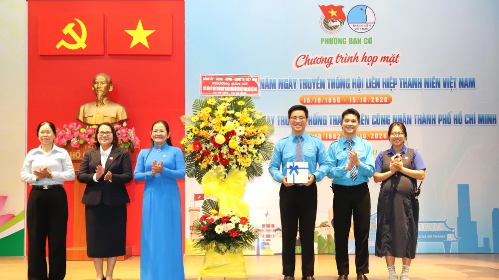 Đại diện Đảng ủy phường Bàn Cờ tặng hoa chúc mừng tuổi trẻ phường. Ảnh: THÁI PHƯƠNG