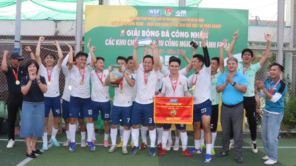 Niềm vui của các cầu thủ đội vô địch giải đấu. Ảnh: THÁI PHƯƠNG