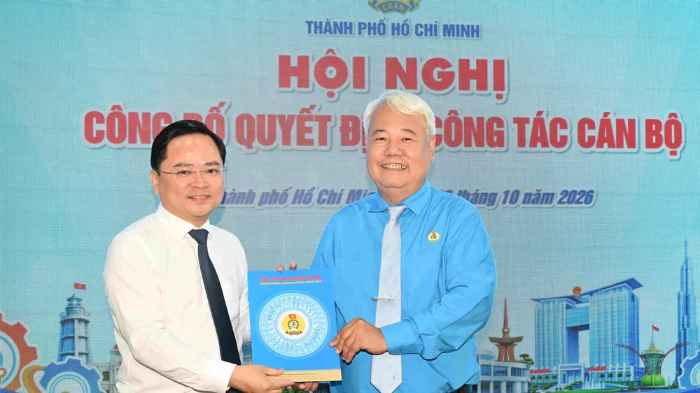 Chủ tịch Tổng LĐLĐ Việt Nam Nguyễn Anh Tuấn trao quyết định đến đồng chí Võ Khắc Thái. Ảnh: VIỆT DŨNG