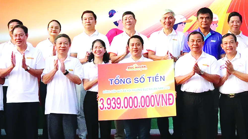 Hơn 1.000 người đi bộ gây quỹ chăm lo người khó khăn