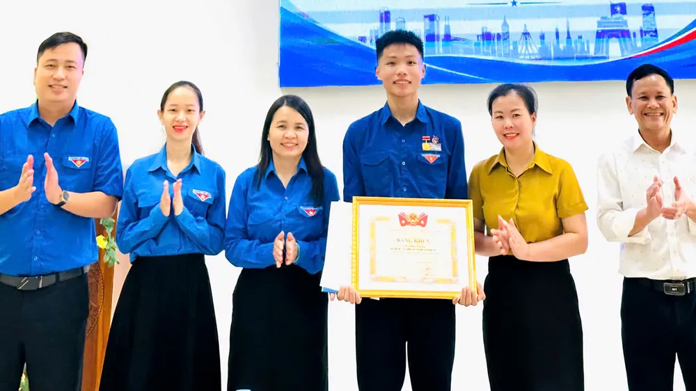 Trao bằng khen và huy hiệu “Tuổi trẻ dũng cảm” tặng học sinh Lê Đức Trung