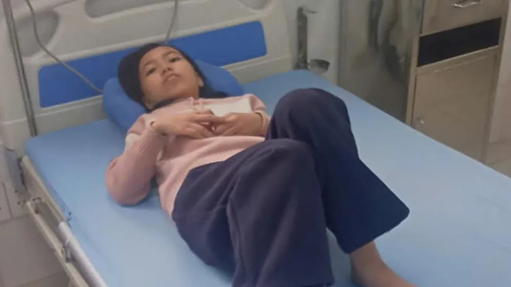 Người cha nghèo chăm hai con gái mang bệnh