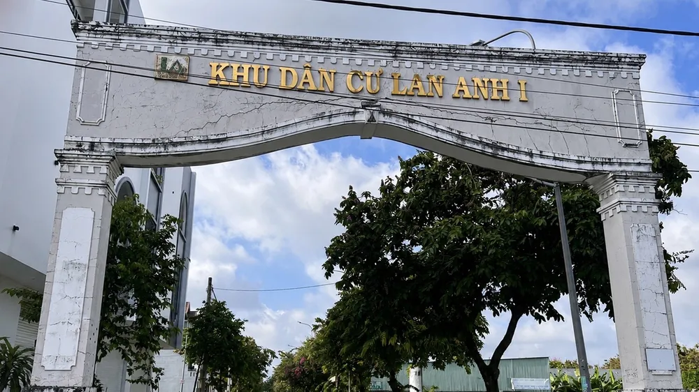 Cổng chào gây lo lắng