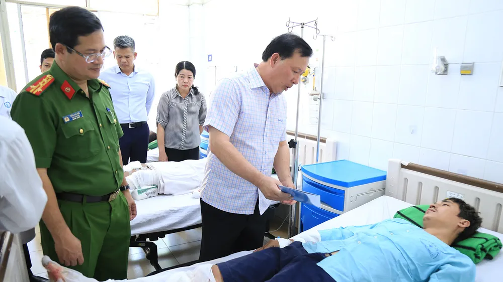Khẩn trương điều tra nguyên nhân vụ cháy xe khách làm 7 người tử vong