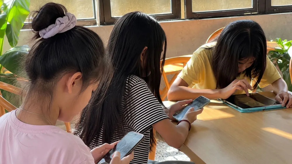 Dỗ trẻ bằng điện thoại, nguy hại khó lường
