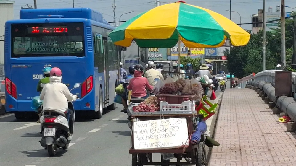 Hàng rong trên cầu Trường Đai