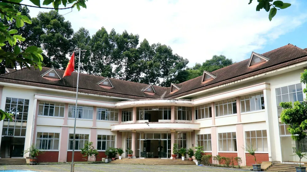 Trụ sở cũ thành trường học khang trang