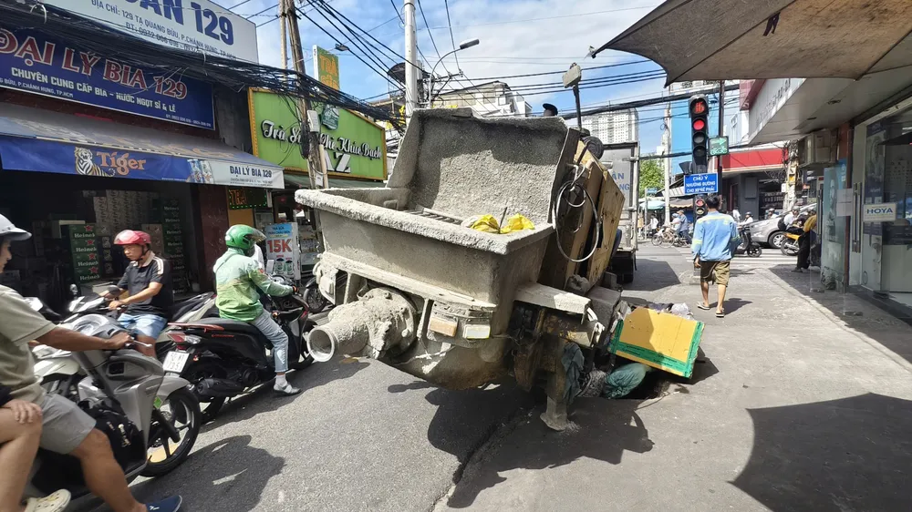 Xe tải sụp hố ga, giao thông ùn ứ