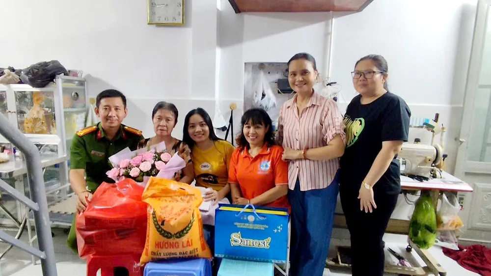 Cụ bà nhặt ve chai trả lại vàng cho người đánh mất