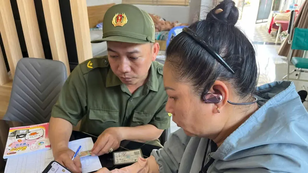 Lực lượng chức năng xã Hồ Tràm (TPHCM) hướng dẫn người dân tích hợp dữ liệu đất đai vào ứng dụng VNeID