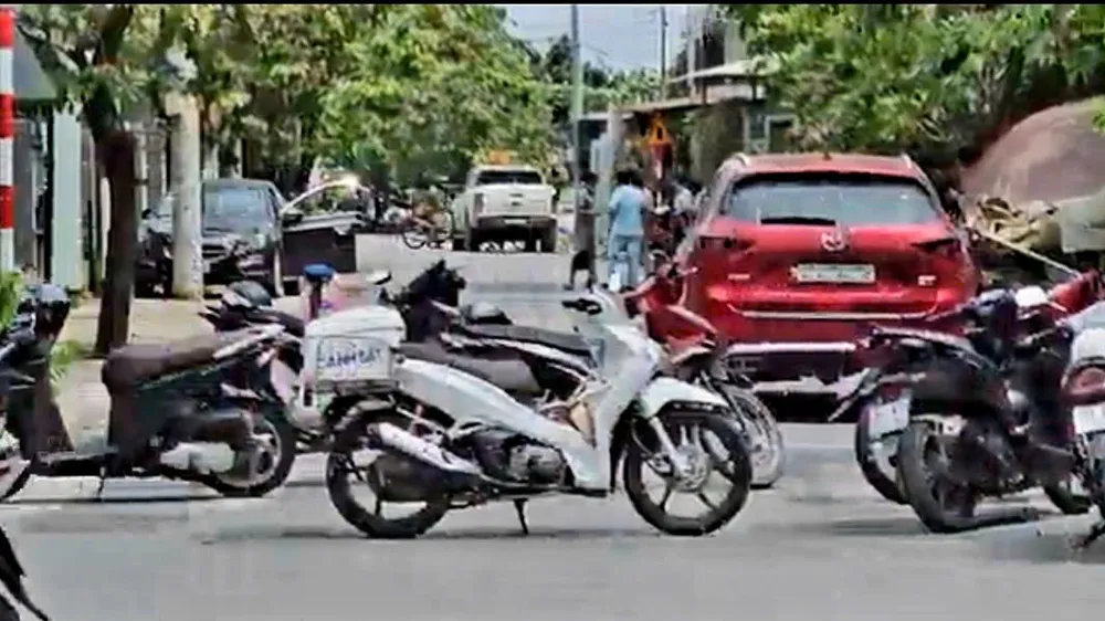Lực lượng chức năng phong tỏa hiện trường điều tra vụ việc