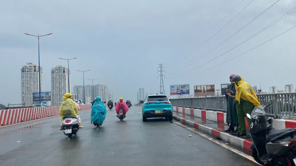 Người đàn ông nhảy xuống sông Sài Gòn, nghi tự gây thương tích trước đó