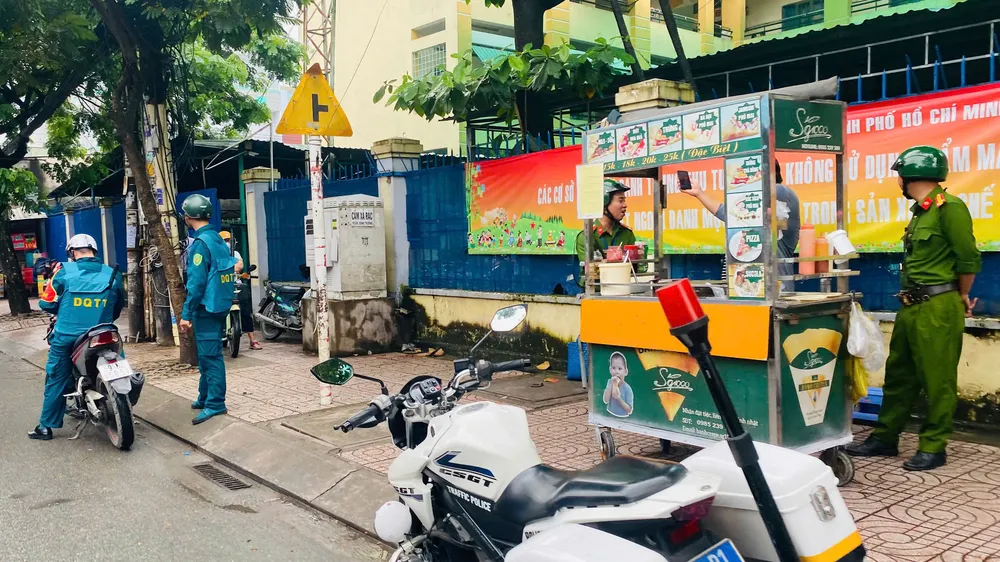 Lực lượng chức năng tuyên truyền, nhắc nhở một trường hợp không được bán hàng trên vỉa hè