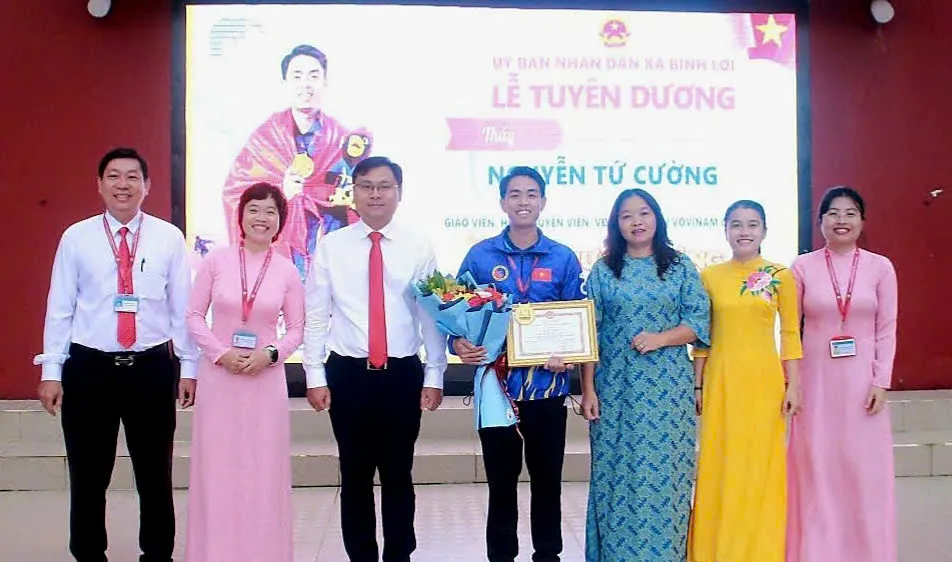 Lãnh đạo UBND xã Bình Lợi chúc mừng thầy Nguyễn Tứ Cường