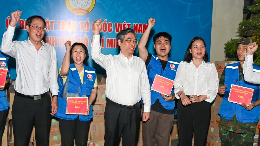 Những chuyến xe chở tấm lòng của TPHCM về khúc ruột miền Trung