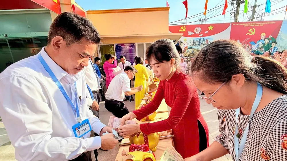 Nhiều địa phương, đơn vị, cá nhân ủng hộ, hỗ trợ đồng bào lũ lụt