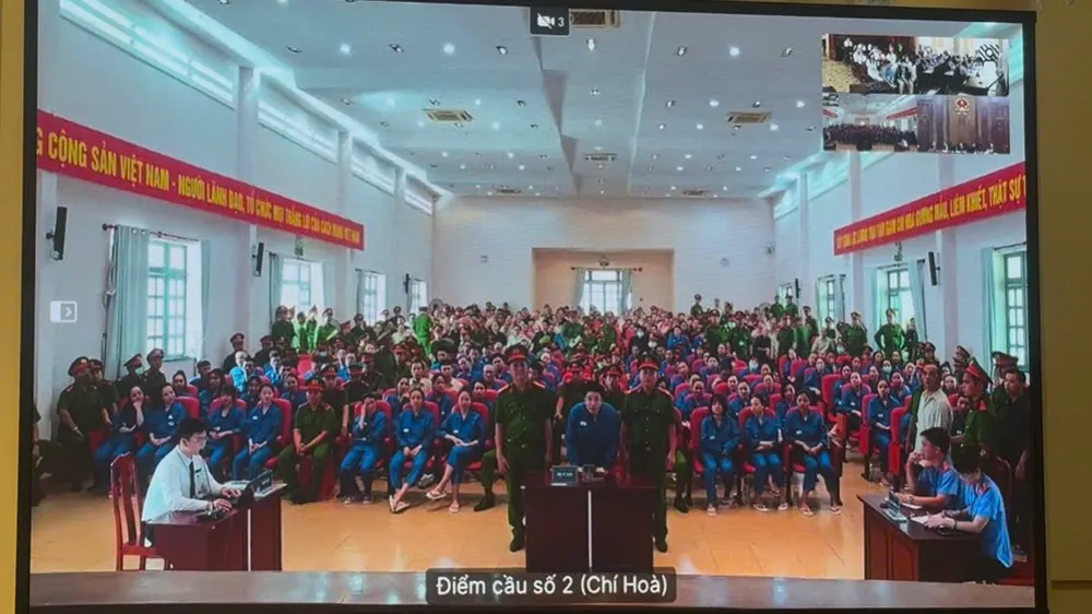 Bị cáo Nguyễn Trung Hiếu (ca sĩ Chi Dân) trình bày tại phần thẩm vấn. Ảnh: SONG MAI