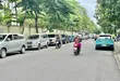 Tại hẻm 468 đường Phan Văn Trị, xe ô tô thường xuyên đỗ dưới lòng đường. Ảnh: THANH HIỀN