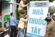 Xã Vĩnh Lộc tháo dỡ hàng loạt biển quảng cáo lấn chiếm vỉa hè