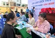 Người lao động và doanh nghiệp gặp nhau tại sàn giao dịch việc làm được tổ chức ngay tại sân UBND phường Bình Thạnh (số 6 Phan Đăng Lưu)