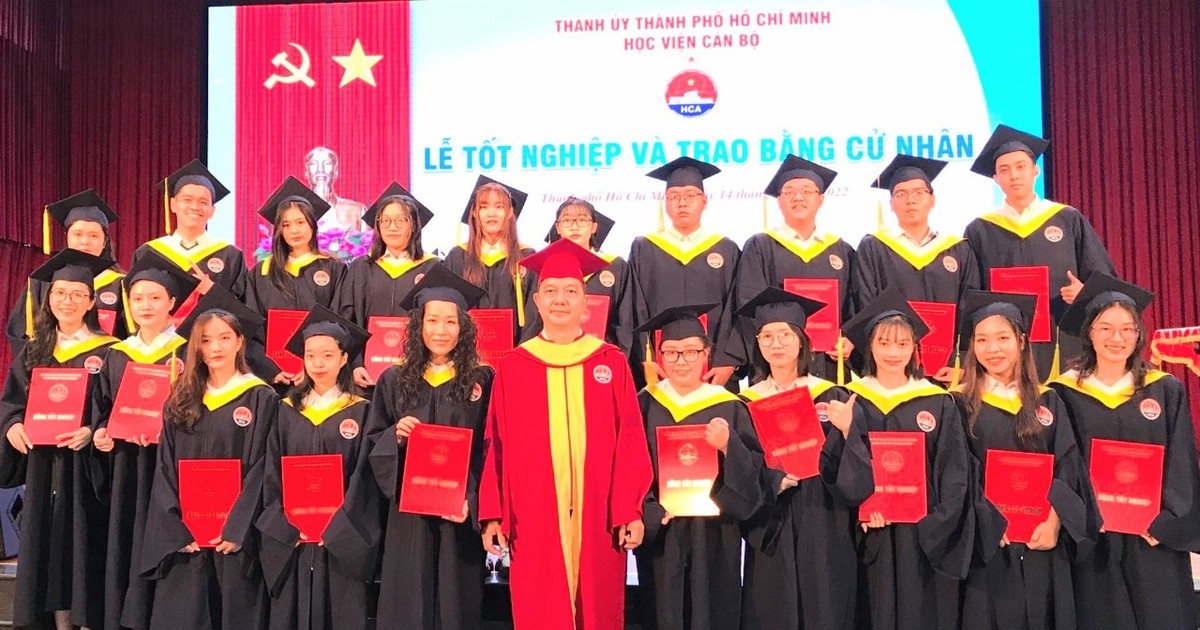 384 sinh viên Học viện Cán bộ TPHCM nhận bằng tốt nghiệp