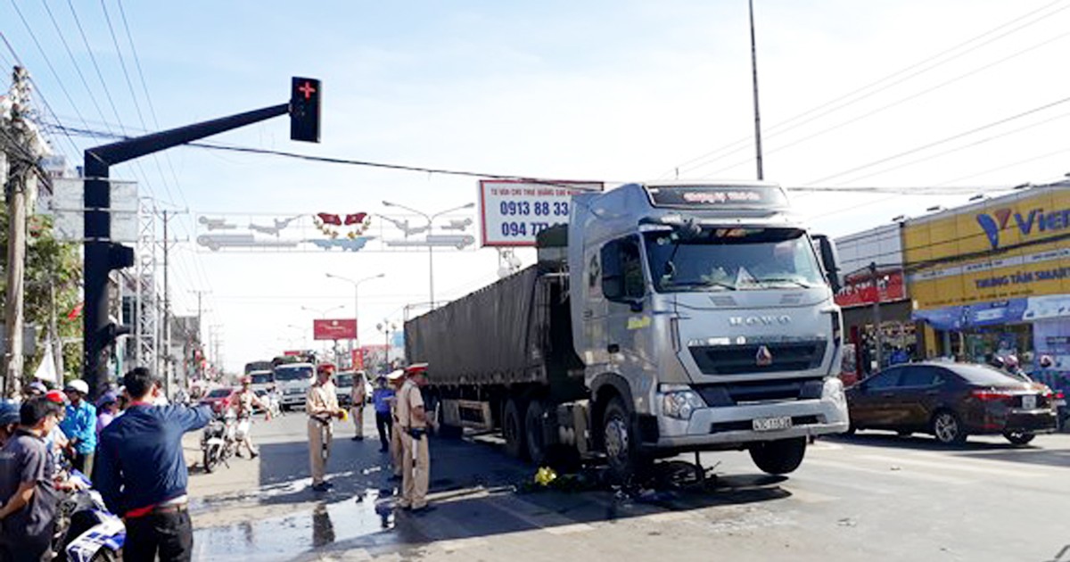 Lạng lách đánh võng ngay ngã tư người đàn ông bị ô tô tông  Binh Phuoc  Tin tuc Binh Phuoc Tin mới tỉnh Bình Phước