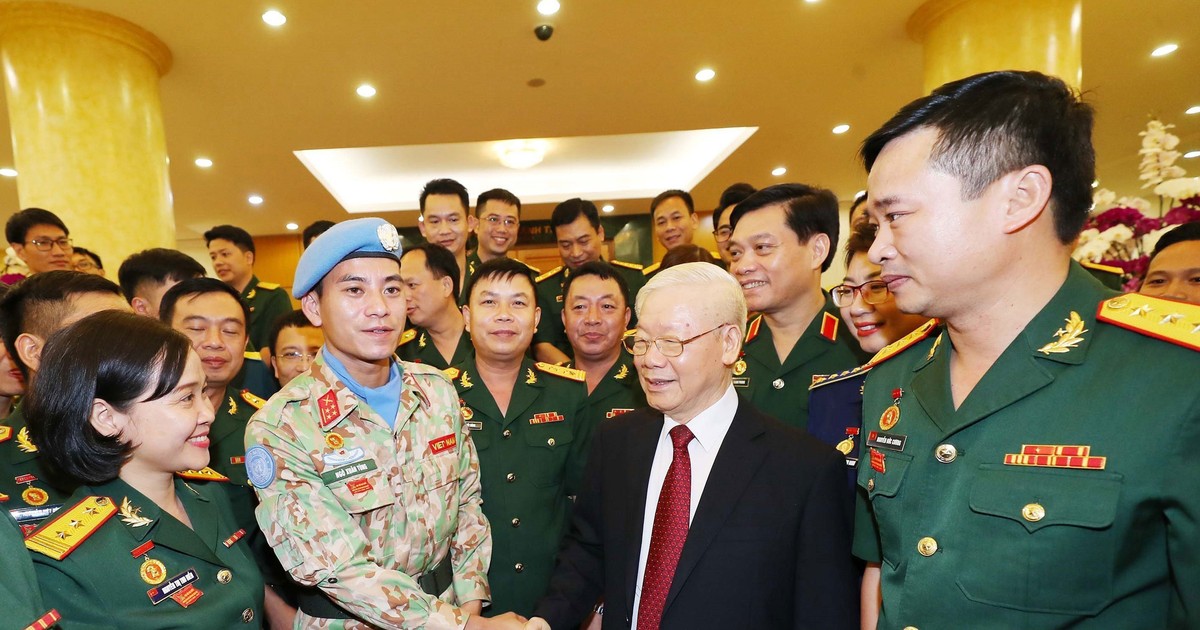 Tổng Bí thư Nguyễn Phú Trọng gặp mặt các đại biểu ưu tú tuổi trẻ Quân đội |  BÁO SÀI GÒN GIẢI PHÓNG