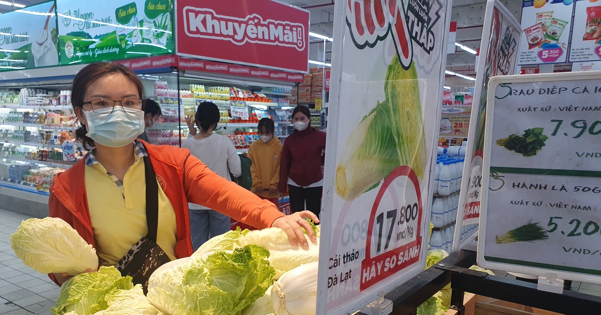 Người dân TPHCM đi siêu thị online tăng chóng mặt, nhân viên giao hàng 'không kịp thở'