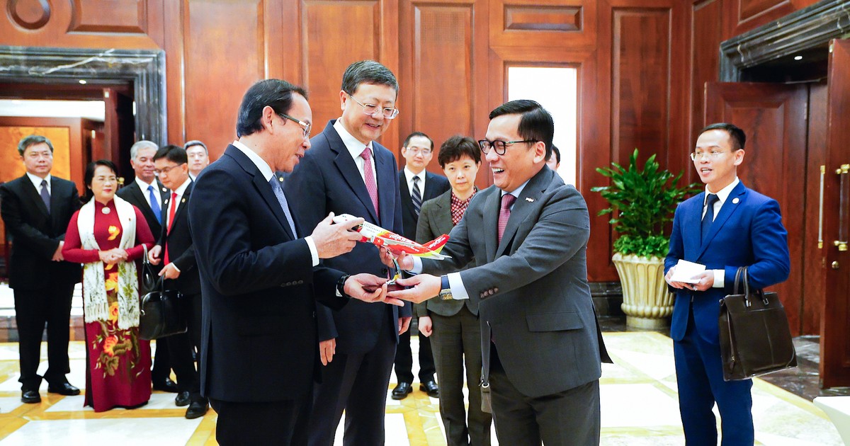 Party Commitee Secretaries of Shanghai and Ho Chi Minh City congratulate Vietjet on the new route connecting the two cities - Vimarsana News
