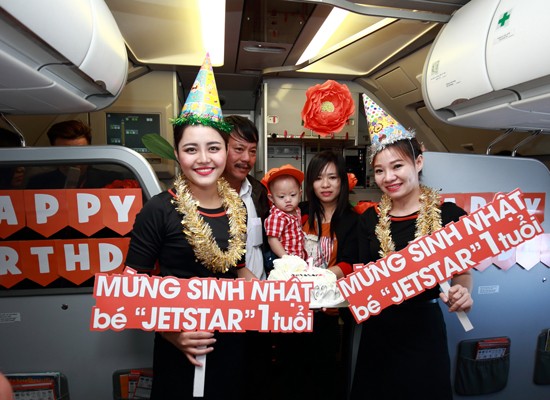 Lời tỏ tình ngọt ngào của cặp đôi Nhật Bản trên chuyến bay giá rẻ Việt Nam   Báo Dân trí