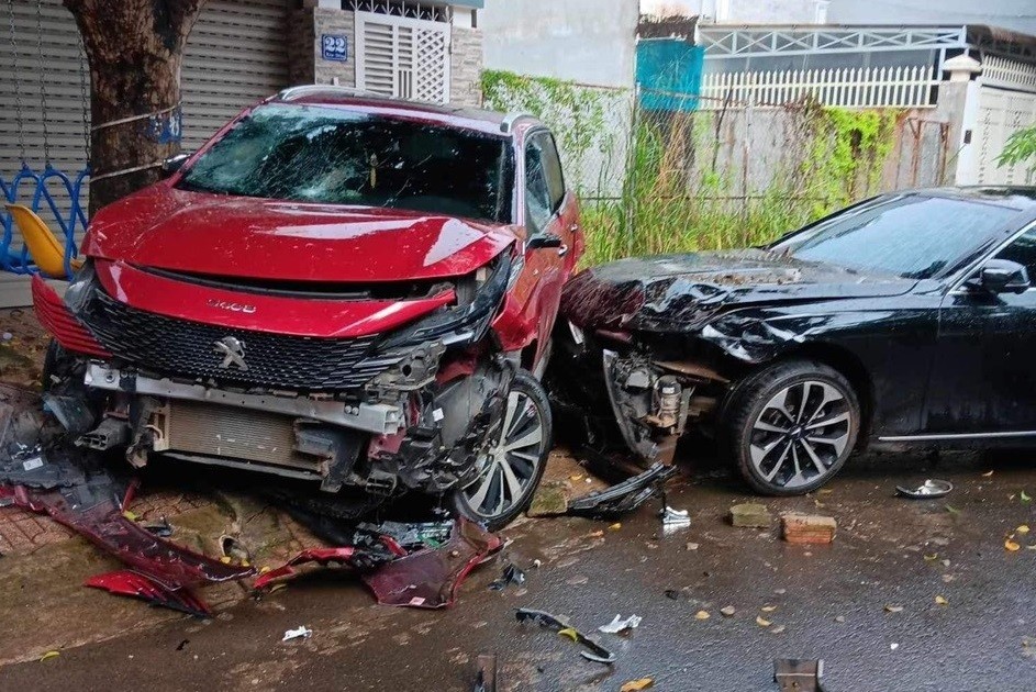Bắt tạm giam đối tượng lái xe Vinfast cố tình đâm vào chiếc Peugeot | BÁO SÀI GÒN GIẢI PHÓNG Bắt Tạm Giam Đối Tượng Lái Xe Vinfast Cố Tình Đâm Vào Chiếc Peugeot | Báo Sài Gòn Giải Phóng