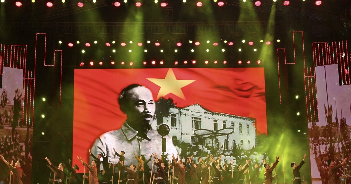 Special art program held to mark several key anniversaries in HCMC ...