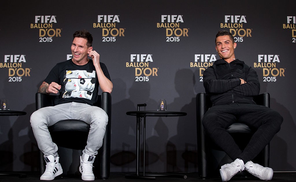Messi và Ronaldo là những cầu thủ vĩ đại, mang đến những khoảnh khắc không thể quên cho người hâm mộ bóng đá. Bức ảnh liên quan đến hai siêu sao này sẽ khiến bạn cảm thấy kích thích và được đắm mình trong tinh túy trái bóng.