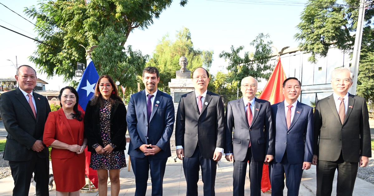 Líderes del HCMC rinden homenaje al Presidente Ho Chi Minh en Chile