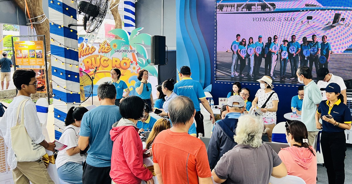 Tours for Reunification Day holiday attract large number of visitors