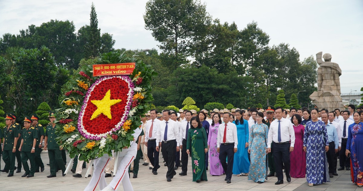 HCMC leaders pay tribute to national heroes, martyrs | SGGP English Edition