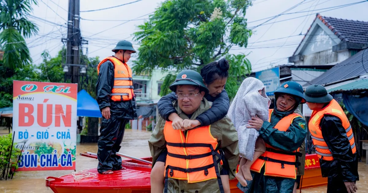 Khẩn cấp đưa 30 bệnh nhân ở Huế đi tránh lũ