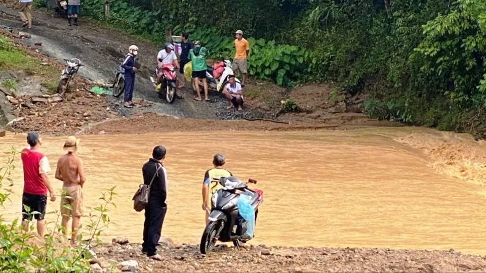 Nước cầu tràn dâng cao, 480 hộ dân xã miền núi Nghệ An bị chia cắt