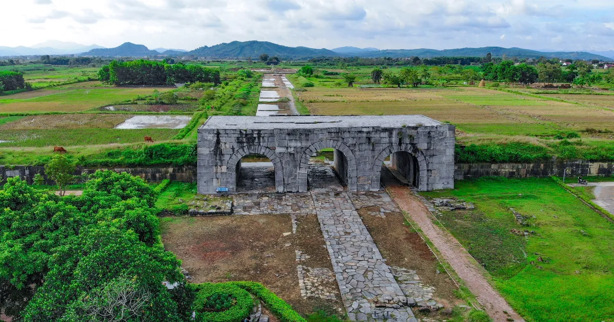 Thành Nhà Hồ giữa bài viết
