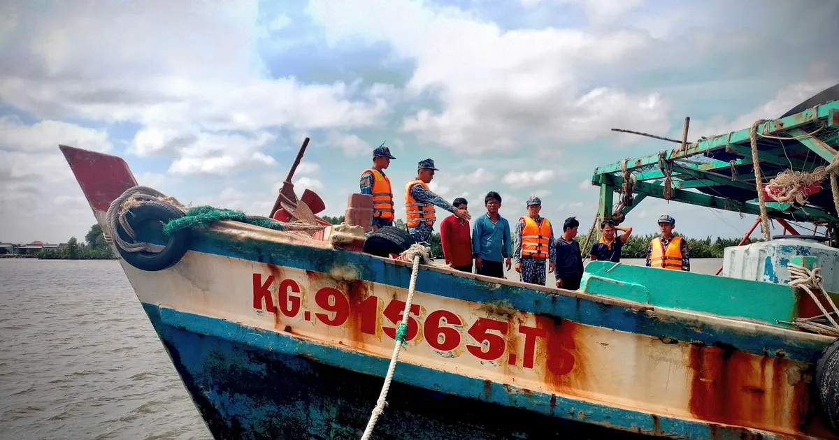 Tạm giữ tàu cá vận chuyển hơn 25.000 lít dầu trái phép trên vùng biển ...