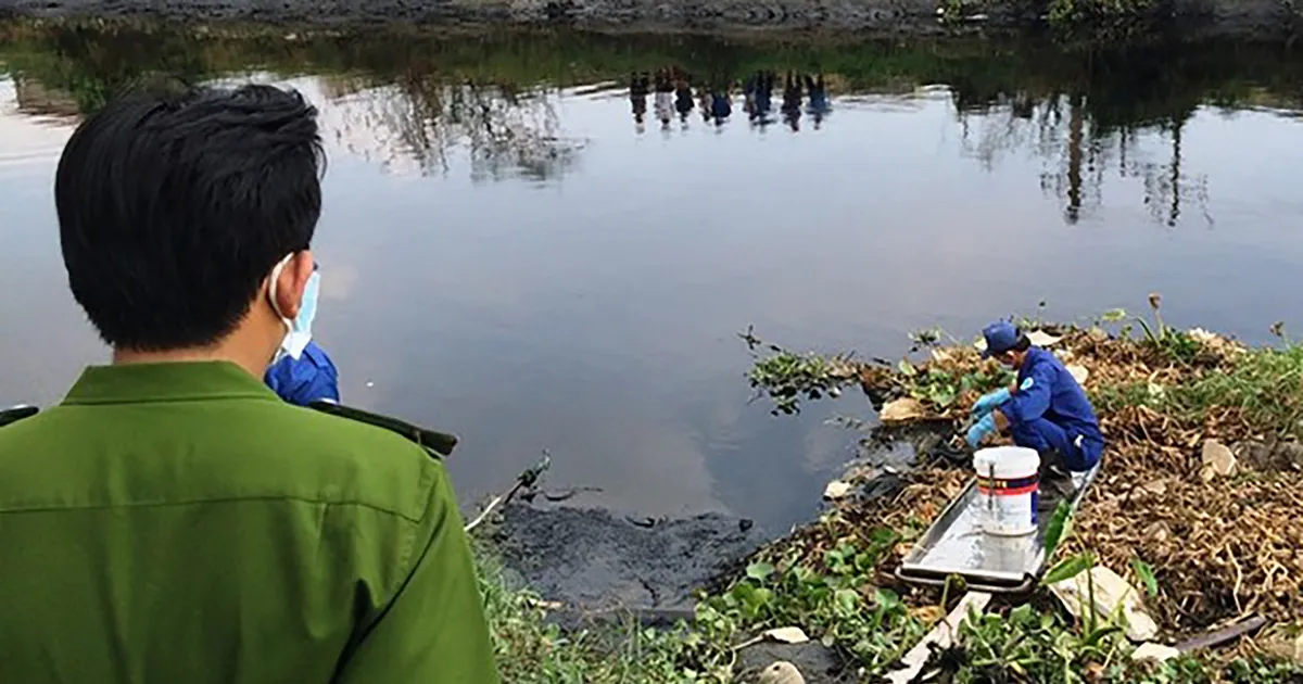 Ra bờ sông phóng sinh, người dân phát hiện một bộ xương người