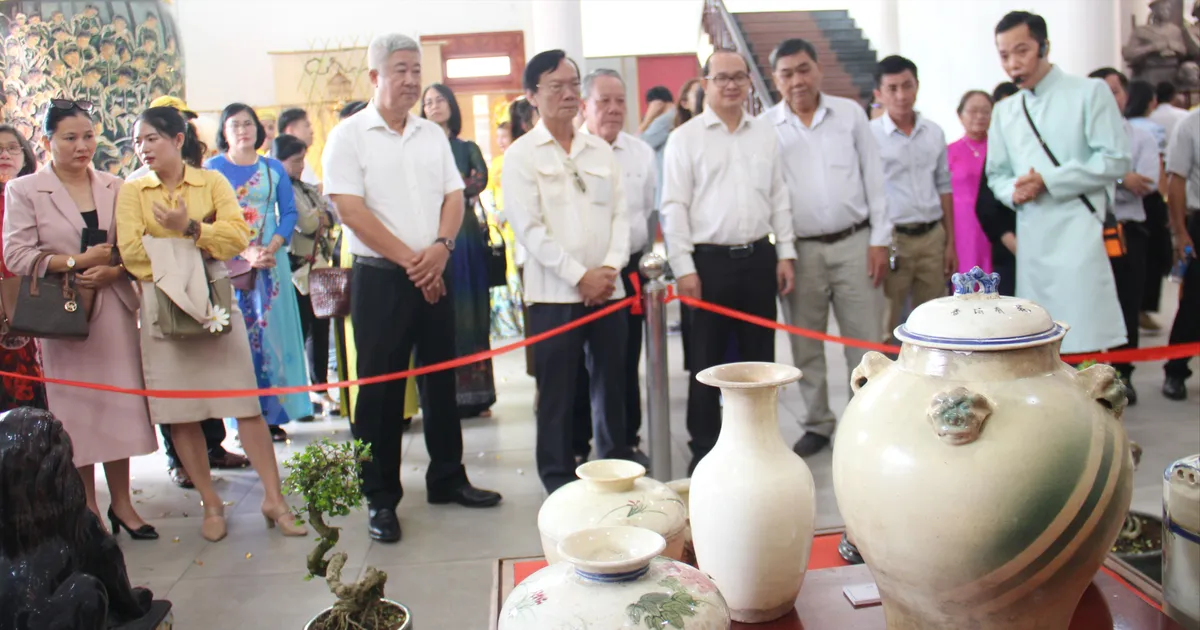 Ảnh minh hoạ bài viết trên báo Sài Gòn Giải Phóng về trưng bày gốm sứ Nam bộ tại Bảo tàng Bình Dương