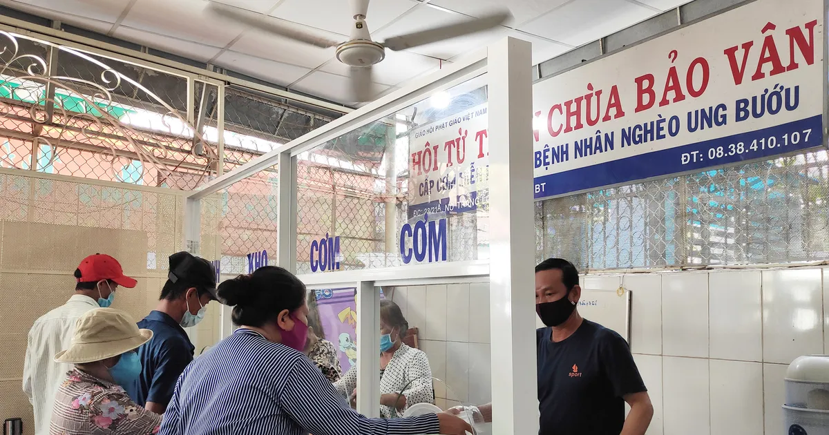 HỌC SINH VÙNG CAO NHẬN DỤNG CỤ HỌC TẬP VÀ HỖ TRỢ TỪ CÁC NHÀ HẢO TÂM